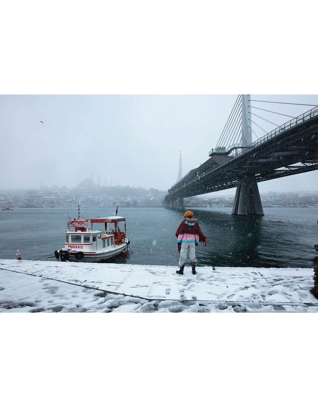 Mustafa Sevenさんのインスタグラム写真 - (Mustafa SevenInstagram)「3 günlük kar hayatımızın 10 karelik kısa özeti. En çok hangisini beğendiniz ? #Istanbul #Snow #StoryOfIstanbul  . . . . .  #streetlife #street #Photojournalist #documentaryphotography  #magnumphotos  #featureshoot  #lensculture #burndiary  #burnmagazine #worldpressphoto  #lensculturestreets  #one__shot__  #lensculturestreets  #everybodystreet  #streetphotographer  #hikaricollective #hartcollective  #spicollective #shootermag  #myfeatureshoot #helloicp  #tinycollective #StreetPhotographersMagazine」2月19日 0時32分 - mustafaseven