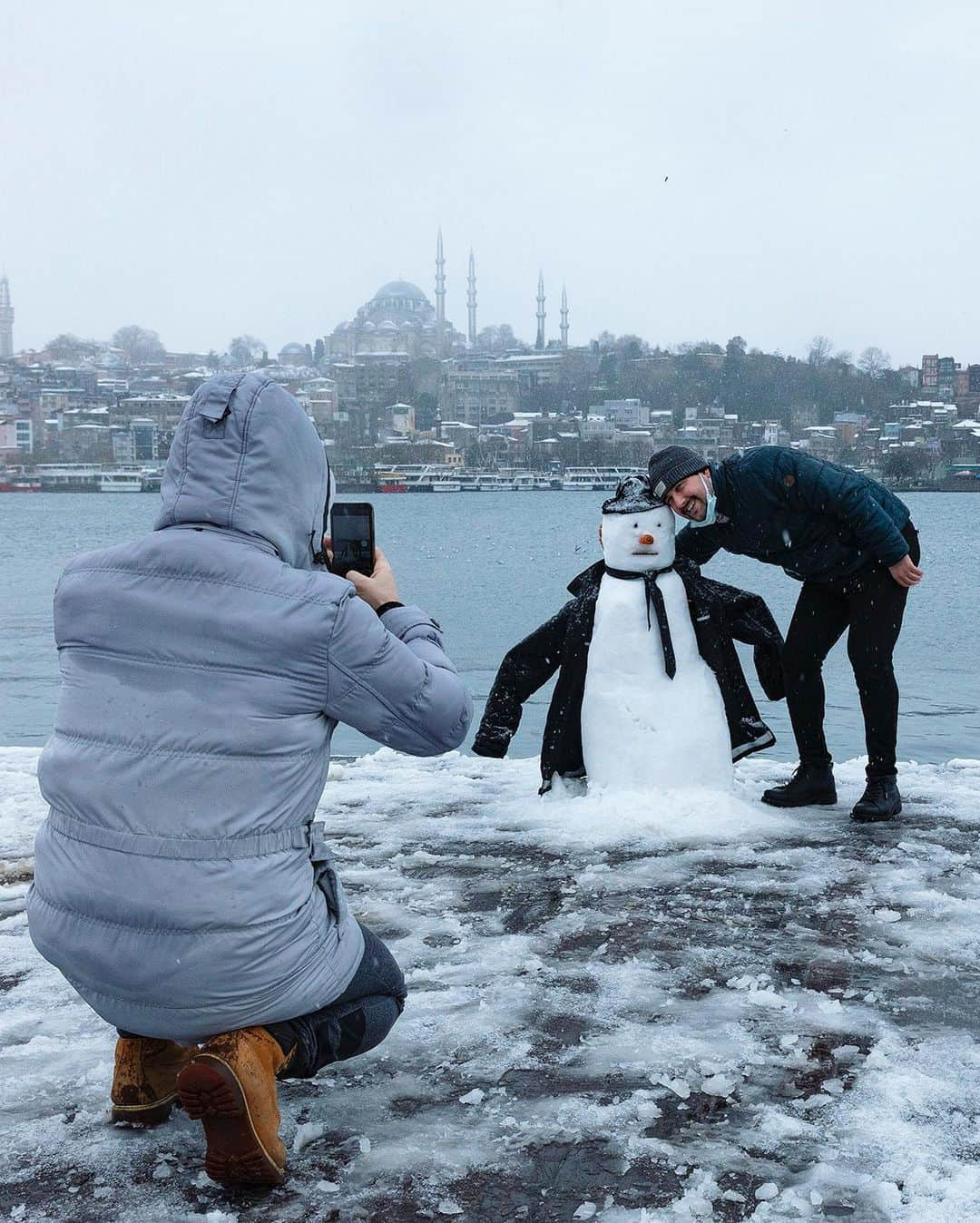 Mustafa Sevenさんのインスタグラム写真 - (Mustafa SevenInstagram)「3 günlük kar hayatımızın 10 karelik kısa özeti. En çok hangisini beğendiniz ? #Istanbul #Snow #StoryOfIstanbul  . . . . .  #streetlife #street #Photojournalist #documentaryphotography  #magnumphotos  #featureshoot  #lensculture #burndiary  #burnmagazine #worldpressphoto  #lensculturestreets  #one__shot__  #lensculturestreets  #everybodystreet  #streetphotographer  #hikaricollective #hartcollective  #spicollective #shootermag  #myfeatureshoot #helloicp  #tinycollective #StreetPhotographersMagazine」2月19日 0時32分 - mustafaseven