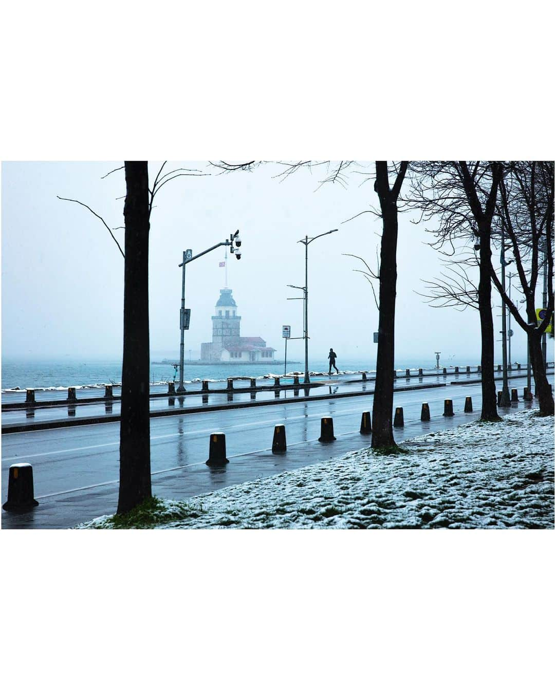 Mustafa Sevenさんのインスタグラム写真 - (Mustafa SevenInstagram)「3 günlük kar hayatımızın 10 karelik kısa özeti. En çok hangisini beğendiniz ? #Istanbul #Snow #StoryOfIstanbul  . . . . .  #streetlife #street #Photojournalist #documentaryphotography  #magnumphotos  #featureshoot  #lensculture #burndiary  #burnmagazine #worldpressphoto  #lensculturestreets  #one__shot__  #lensculturestreets  #everybodystreet  #streetphotographer  #hikaricollective #hartcollective  #spicollective #shootermag  #myfeatureshoot #helloicp  #tinycollective #StreetPhotographersMagazine」2月19日 0時32分 - mustafaseven