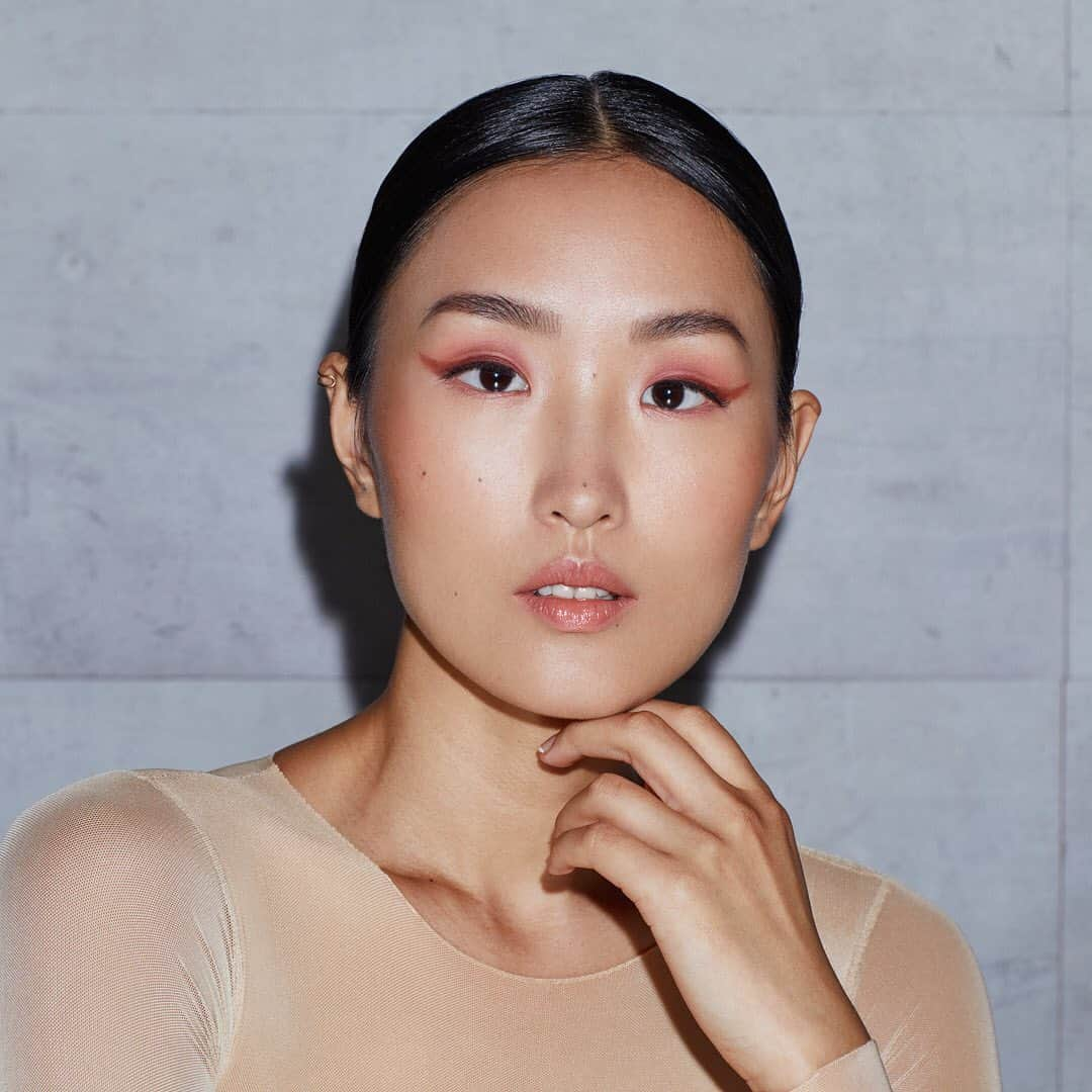 Huda Kattanさんのインスタグラム写真 - (Huda KattanInstagram)「Every brow is beautiful, it's time to own your #BombBrows 🔥 Our first ever brow product, #BombBrows Microshade Brow Pencil has the THINNEST tip possible (0.9mm) for a brow pencil giving you insanely natural, hair-like strokes, plus its: ✅Waterproof ✅Smudge-proof ✅24 hour long wear ✅No transfer ✅8 natural shades This creamy formula also includes: ✅Vitamin E ✅Castor Oil ✅Coconut Oil ⠀⠀⠀⠀⠀⠀⠀⠀⠀ Creating naturally defined brows has never been easier. Can't wait to hear what you all think my loves! Launching everywhere Feb 23 *These photos have been photoshopped」2月19日 0時25分 - hudabeauty