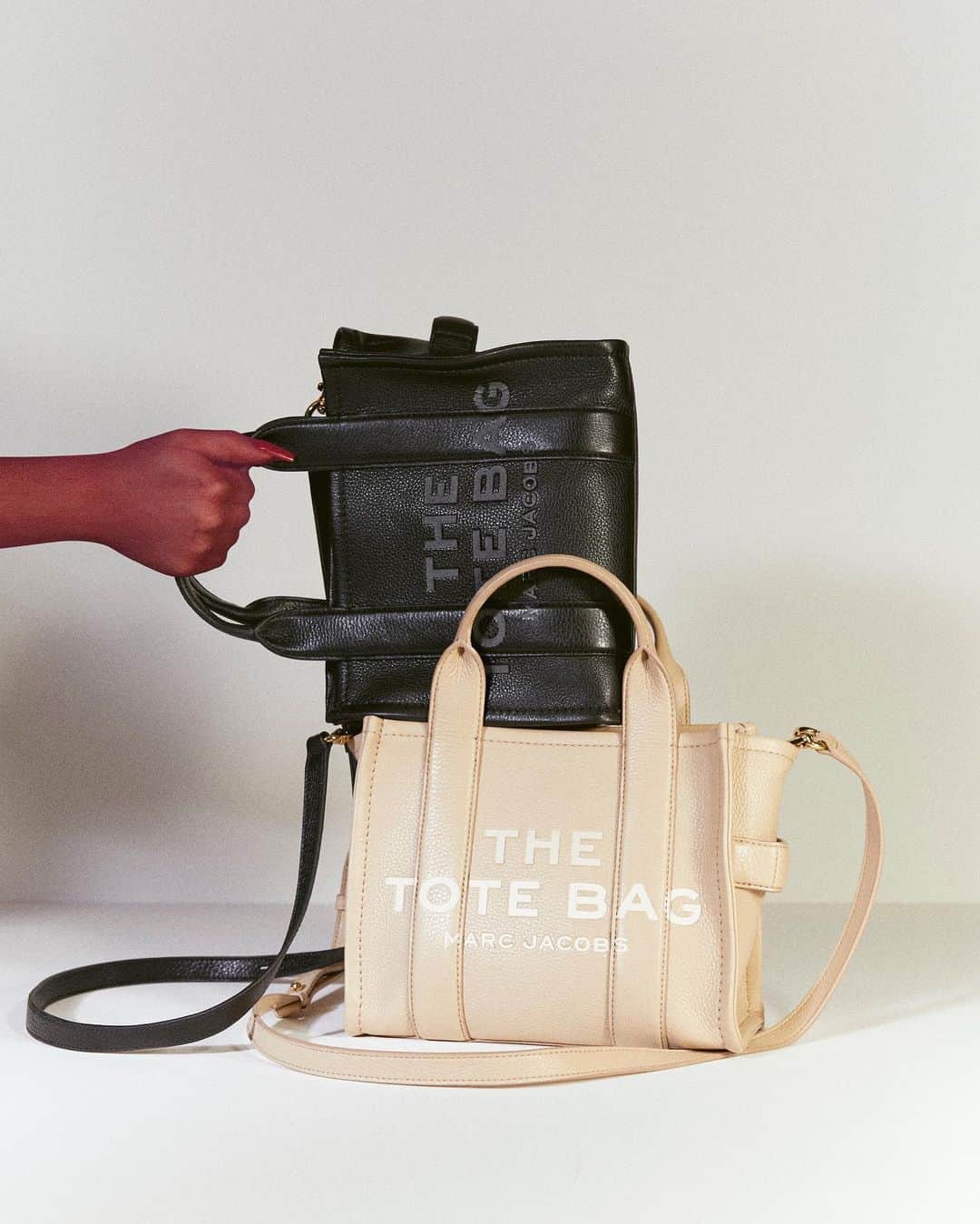 Marc Jacobsのインスタグラム：「THE LEATHER MINI TRAVELER TOTE from THE MARC JACOBS.  Photographed by @BriannalCapozzi Styled by @HaleyWollens  Set Design by @MatCullen  Casting by @EstablishmentNY  December 19, 2020 in New York City.」
