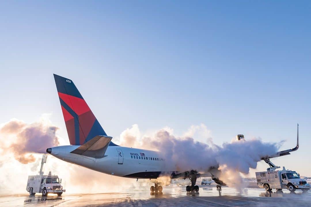 デルタ航空のインスタグラム：「For those affected by winter storms, know we're doing our best to get you where you need to go safely.  To change or rebook your flight, visit the Travel Update Center at the link in our bio.」