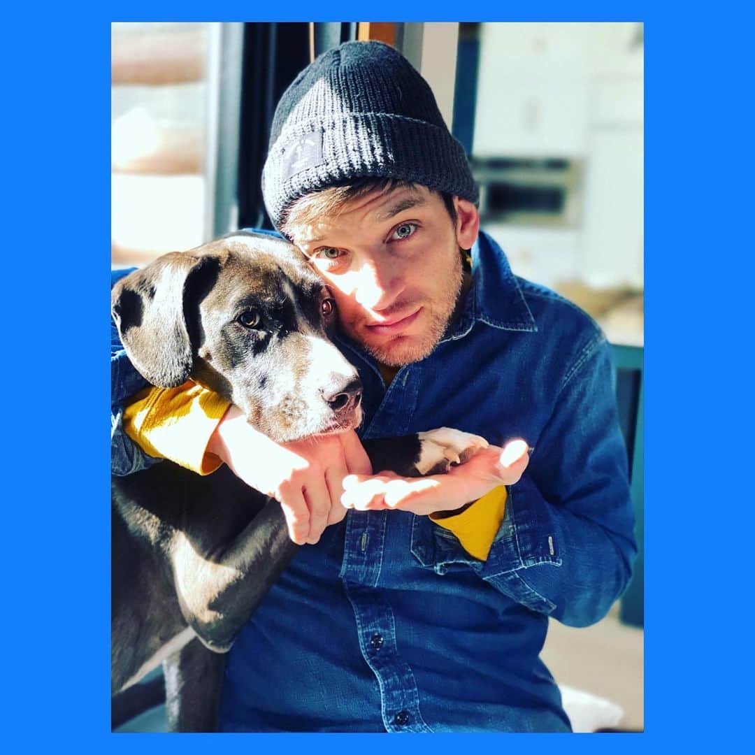 ゾージア・マメットのインスタグラム：「Happy Birthday to this hunk. My one and only. Here’s to another epic trip around the sun for you. I love you to the moon and back baby. 🎂💕✨🚀 @johnakite_」