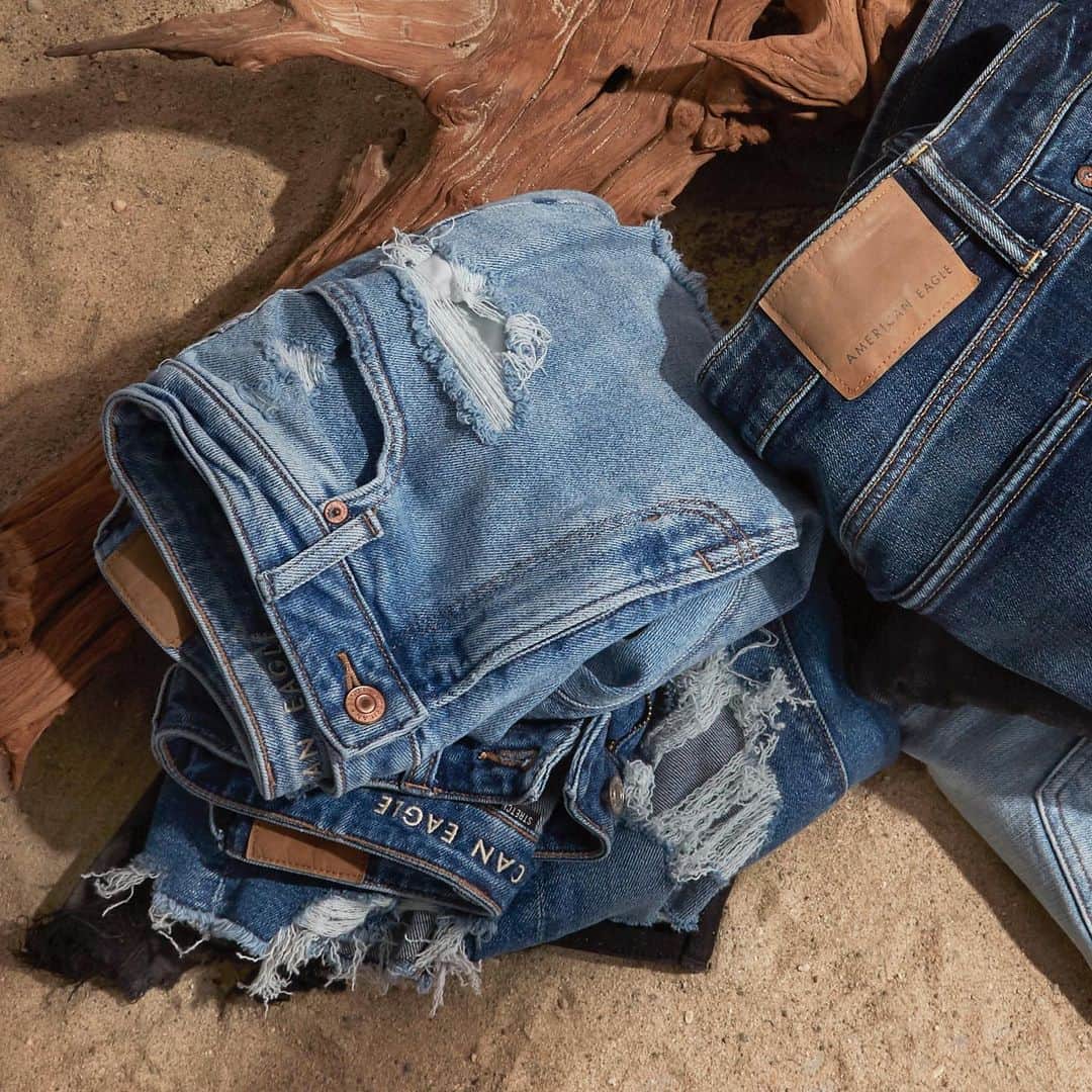 American Eagleのインスタグラム：「Jeans you’ll love (and so will the planet). Every pair of 𝚁𝚎𝚊𝚕 𝙶𝚘𝚘𝚍 jeans 🌎 saves 4.5 gallons of water on average, compared to our past denim production.」