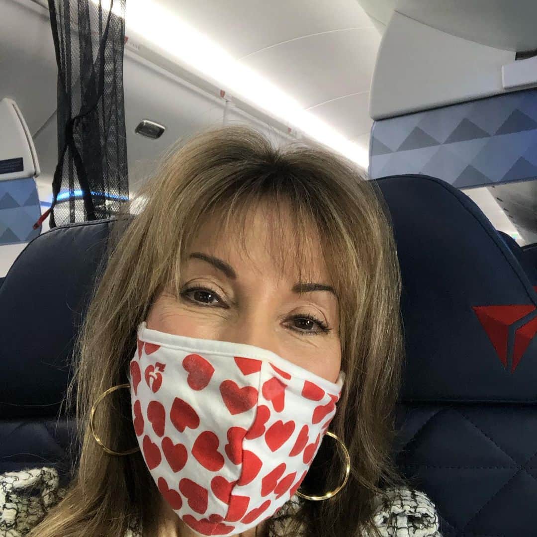 スーザン・ルッチのインスタグラム：「First time on a plane selfie—so excited to see my mom for the first time in person, since lockdown last March!!! 💕💕💕」
