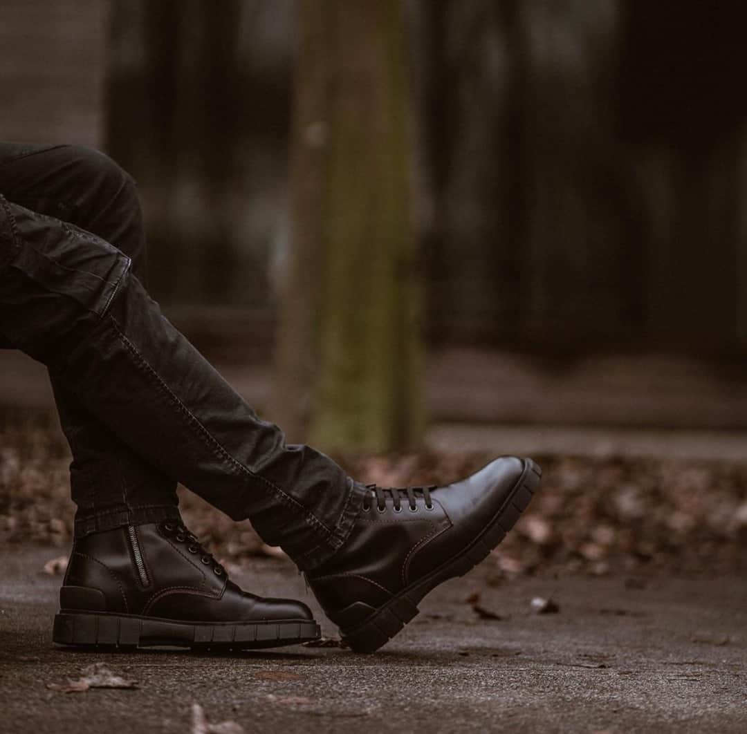 カーシューさんのインスタグラム写真 - (カーシューInstagram)「Sit back and enjoy the cold weather. @frankgallucci shows the perfect look for a stroll around town with his #CarShoeBlock Urban Military Boots. #CarShoeCrew」2月19日 0時42分 - carshoe