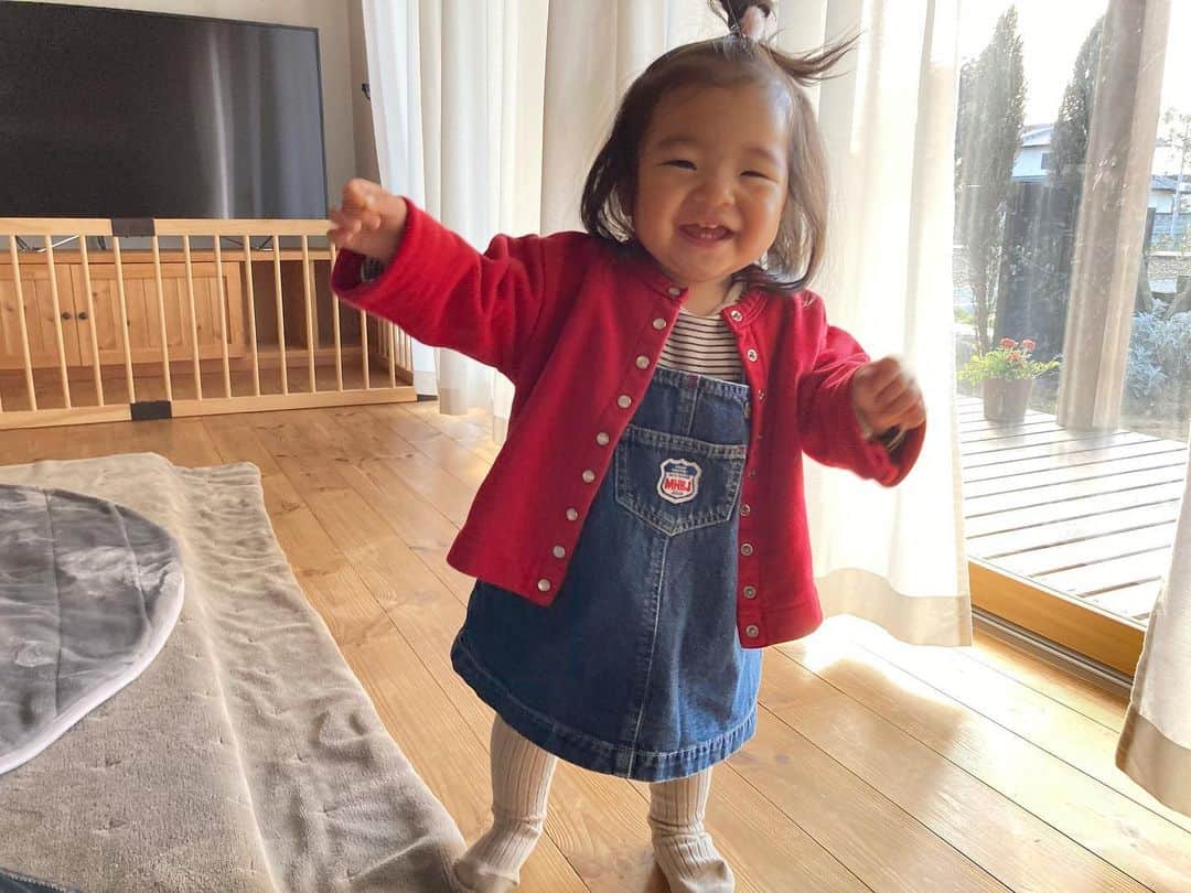aco.さんのインスタグラム写真 - (aco.Instagram)「2021.2.19  カーテンから 「ばぁー！」って出てきたところ🧒🏻  最近、暇があれば「ばぁー！」ってやっています😁  pic4（動画2） 「思ってたんと違う」みたいな笑  pic5（動画3） 急に寝る😪笑  pic6 郷ひろみばりのカーディガンさばき😂  pic8.9 チキンナゲットのように ボールをカップにディップしながらモグモグしているところ  pic10 そして寝る、とにかく丸い  最近、感情表現も豊かになり 起きている間の全力感が凄いです  お陰様で、かーさんも 全力で付き合わせていただいてます😂✨ . . . @carryon_official さんにお声掛け頂き 服を選ばせていただきました☺️ （カーディガンとジャンパースカート）  #カーディガン　#agnesb  #ジャンパースカート　#mikihouse  #タイツ　#バースデイ #インナー　H&M  #キャリーオン で扱われている 数万点のused子供服（マタニティも有り）から選ぶのは 目移りしてとても悩んだけど 憧れの#アニエス のカーディガンを♡  これ、1000円だったんですけど😳 状態は☆3つでしたが、 気になるレベルではなくお得すぎる  ジャンパースカート姿もたまらんですね♡  赤ちゃんの頃から大きくなったら デニムのジャンパースカートを着せたかったんです☺️  春になったらこれ着て公園や動物園に行きたいな〜 . . . お下がりとは違って 古着には少し抵抗があったけど pr関係なくキャリーオン、ハマりそうです笑 . . . @carryon_official では買取もしています  また、コーデコンテストも毎月実施中♪  https://guide.carryonmall.com/instagram/  全品20%offになる 友達紹介クーポンもありますので 気になる方は是非お使い下さいね〜👚 クーポン→【invite20】 . . . . . #pr  #aco子育て記録 .」2月19日 0時42分 - aco.chaaaaan