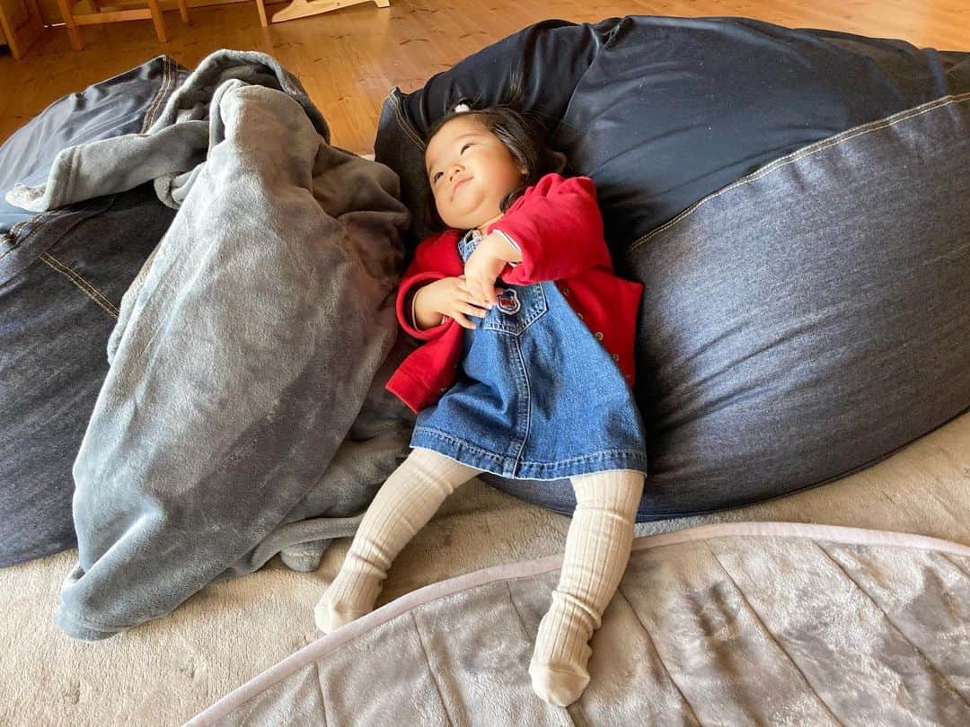 aco.さんのインスタグラム写真 - (aco.Instagram)「2021.2.19  カーテンから 「ばぁー！」って出てきたところ🧒🏻  最近、暇があれば「ばぁー！」ってやっています😁  pic4（動画2） 「思ってたんと違う」みたいな笑  pic5（動画3） 急に寝る😪笑  pic6 郷ひろみばりのカーディガンさばき😂  pic8.9 チキンナゲットのように ボールをカップにディップしながらモグモグしているところ  pic10 そして寝る、とにかく丸い  最近、感情表現も豊かになり 起きている間の全力感が凄いです  お陰様で、かーさんも 全力で付き合わせていただいてます😂✨ . . . @carryon_official さんにお声掛け頂き 服を選ばせていただきました☺️ （カーディガンとジャンパースカート）  #カーディガン　#agnesb  #ジャンパースカート　#mikihouse  #タイツ　#バースデイ #インナー　H&M  #キャリーオン で扱われている 数万点のused子供服（マタニティも有り）から選ぶのは 目移りしてとても悩んだけど 憧れの#アニエス のカーディガンを♡  これ、1000円だったんですけど😳 状態は☆3つでしたが、 気になるレベルではなくお得すぎる  ジャンパースカート姿もたまらんですね♡  赤ちゃんの頃から大きくなったら デニムのジャンパースカートを着せたかったんです☺️  春になったらこれ着て公園や動物園に行きたいな〜 . . . お下がりとは違って 古着には少し抵抗があったけど pr関係なくキャリーオン、ハマりそうです笑 . . . @carryon_official では買取もしています  また、コーデコンテストも毎月実施中♪  https://guide.carryonmall.com/instagram/  全品20%offになる 友達紹介クーポンもありますので 気になる方は是非お使い下さいね〜👚 クーポン→【invite20】 . . . . . #pr  #aco子育て記録 .」2月19日 0時42分 - aco.chaaaaan