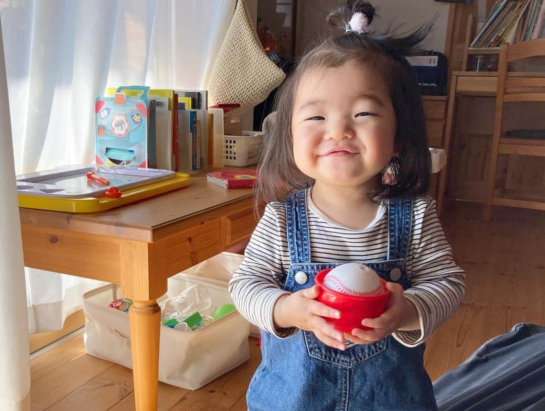 aco.さんのインスタグラム写真 - (aco.Instagram)「2021.2.19  カーテンから 「ばぁー！」って出てきたところ🧒🏻  最近、暇があれば「ばぁー！」ってやっています😁  pic4（動画2） 「思ってたんと違う」みたいな笑  pic5（動画3） 急に寝る😪笑  pic6 郷ひろみばりのカーディガンさばき😂  pic8.9 チキンナゲットのように ボールをカップにディップしながらモグモグしているところ  pic10 そして寝る、とにかく丸い  最近、感情表現も豊かになり 起きている間の全力感が凄いです  お陰様で、かーさんも 全力で付き合わせていただいてます😂✨ . . . @carryon_official さんにお声掛け頂き 服を選ばせていただきました☺️ （カーディガンとジャンパースカート）  #カーディガン　#agnesb  #ジャンパースカート　#mikihouse  #タイツ　#バースデイ #インナー　H&M  #キャリーオン で扱われている 数万点のused子供服（マタニティも有り）から選ぶのは 目移りしてとても悩んだけど 憧れの#アニエス のカーディガンを♡  これ、1000円だったんですけど😳 状態は☆3つでしたが、 気になるレベルではなくお得すぎる  ジャンパースカート姿もたまらんですね♡  赤ちゃんの頃から大きくなったら デニムのジャンパースカートを着せたかったんです☺️  春になったらこれ着て公園や動物園に行きたいな〜 . . . お下がりとは違って 古着には少し抵抗があったけど pr関係なくキャリーオン、ハマりそうです笑 . . . @carryon_official では買取もしています  また、コーデコンテストも毎月実施中♪  https://guide.carryonmall.com/instagram/  全品20%offになる 友達紹介クーポンもありますので 気になる方は是非お使い下さいね〜👚 クーポン→【invite20】 . . . . . #pr  #aco子育て記録 .」2月19日 0時42分 - aco.chaaaaan