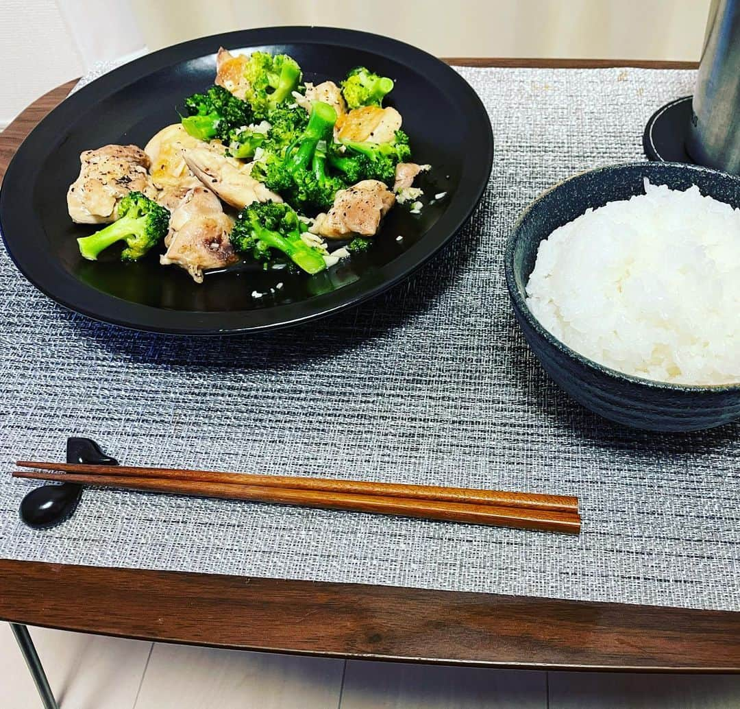 沢村玲/REIさんのインスタグラム写真 - (沢村玲/REIInstagram)「今日はクックパッドから"鶏もも肉とブロッコリーの塩ガーリック炒め"😙  めちゃくちゃうまし！さっぱりしてていいね！  飯テロすみませんでしたー笑  ワンエンTVで書き初めしてるのアップされたねー！みんなみてね！  #クックパッド  #cookpad  #料理男子  #料理上手になりたい」2月19日 0時43分 - rei.sawamura_official