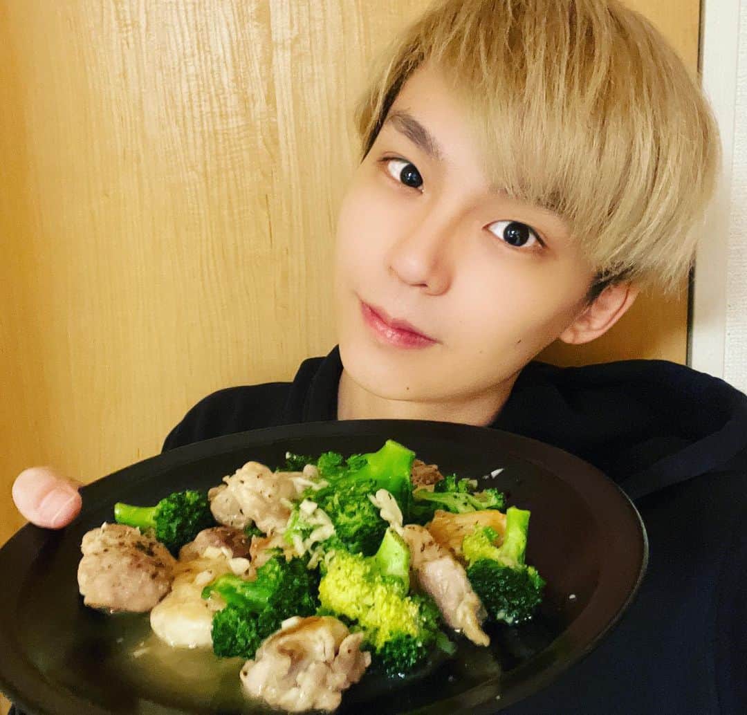沢村玲/REIのインスタグラム：「今日はクックパッドから"鶏もも肉とブロッコリーの塩ガーリック炒め"😙  めちゃくちゃうまし！さっぱりしてていいね！  飯テロすみませんでしたー笑  ワンエンTVで書き初めしてるのアップされたねー！みんなみてね！  #クックパッド  #cookpad  #料理男子  #料理上手になりたい」