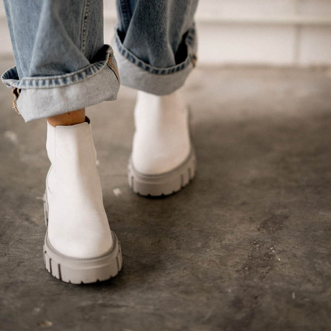 ケンネル&シュメンガーのインスタグラム：「can´t get enough of these monochromic styles. #kennelundschmenger #sustainable #madeingermany #handmade #shoemaking #springsummer」