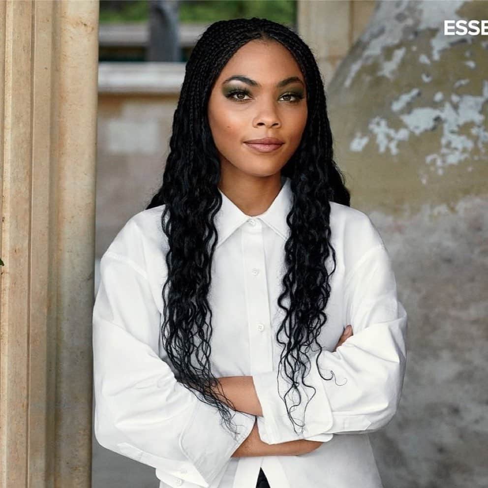 のインスタグラム：「Look at my baby doing her thing. ♥️ Repost from @essence • Newcomer @bellamurphy._ opens up about playing 'Omma' in #Coming2America in the March + April issue of #ESSENCE. “Omma is super-smart, a little bit of a badass, and she’s super-cool. Being able to do my first film with my dad is..." for more 👆🔗 in bio, issue on newsstands next week.   Bella Murphy Stylist: @Aliasimonestyle  Bella Murphy Makeup: @Bria_Murphy  Bella Murphy Hair: @jacimichelle_」