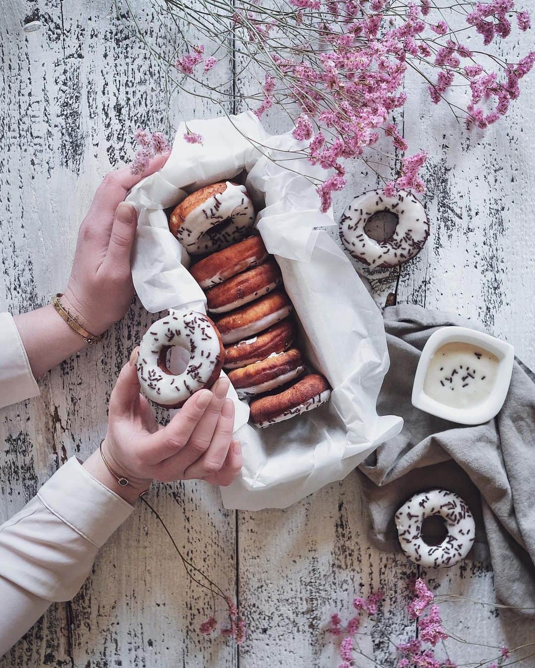 nathparisのインスタグラム：「DONUT 🍩  . Pour le goûter j’ai réalisé mes premiers donuts avec un glaçage à la vanille 😋 Je ne vous cache pas que l’appartement empestait la friture 😂 mais je ne regrette vraiment pas, je suis fière du résultat, ils sont à croquer 😋 Qui en veut un 😋?  Plus de food et de recettes sur @nathparisfood  . I made my first donuts with vanilla icing 😋 I won't hide from you that the apartment reeked of frying 😂 but I really do not regret it, I am proud of the result, they are delicious 😋 Who wants one 😋?  More food and recipes on @nathparisfood」