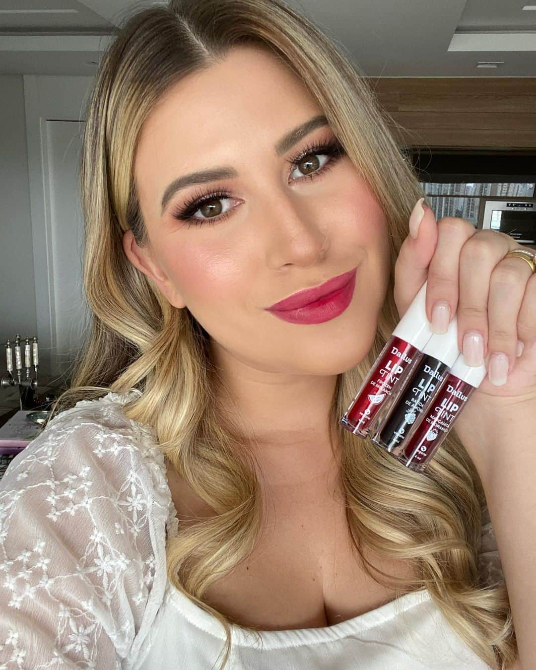 ニーナさんのインスタグラム写真 - (ニーナInstagram)「O que era bom ficou ainda melhor! A @dailus relançou o icônico LIP Tint! Agora ele maior pigmentação, fixação e conforto, além de serem livres de parabenos e com fórmula vegana 😱 tudo pra mim! Usei duas camadas do Margarita de Morango e ficou liiindo! O lip tint permite construir camadas aumentando a intensidade da cor, ai você decide quantas camadas aplicar para dar aquele efeito coradinho nos lábios, da pra usar na bochecha também que o efeito fica lindo!  Temos cupom de desconto! Com “NIINASECRETS” você tem 10% em qualquer compra no E-commerce da Dailus, acumulativo com desconto de 5% em caso de pagamento à vista no cartão de crédito, não perde hein? #LipTint #LipTintDailus #Dailus」2月19日 0時47分 - niinasecrets