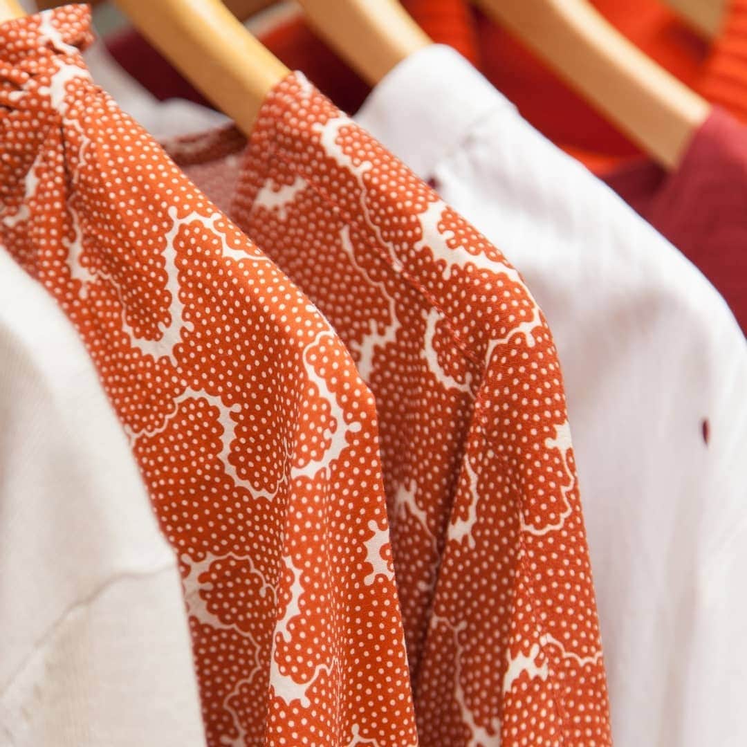 のインスタグラム：「Nos chemisiers aux imprimés Sienne exclusifs inspirés des coraux sont soldés sur le site ✨ ​ Derniers moments pour faire le plein de pièces colorées à petit prix 🛍  ​#bensimon #mode #summermood #print #imprimé #exclusif」