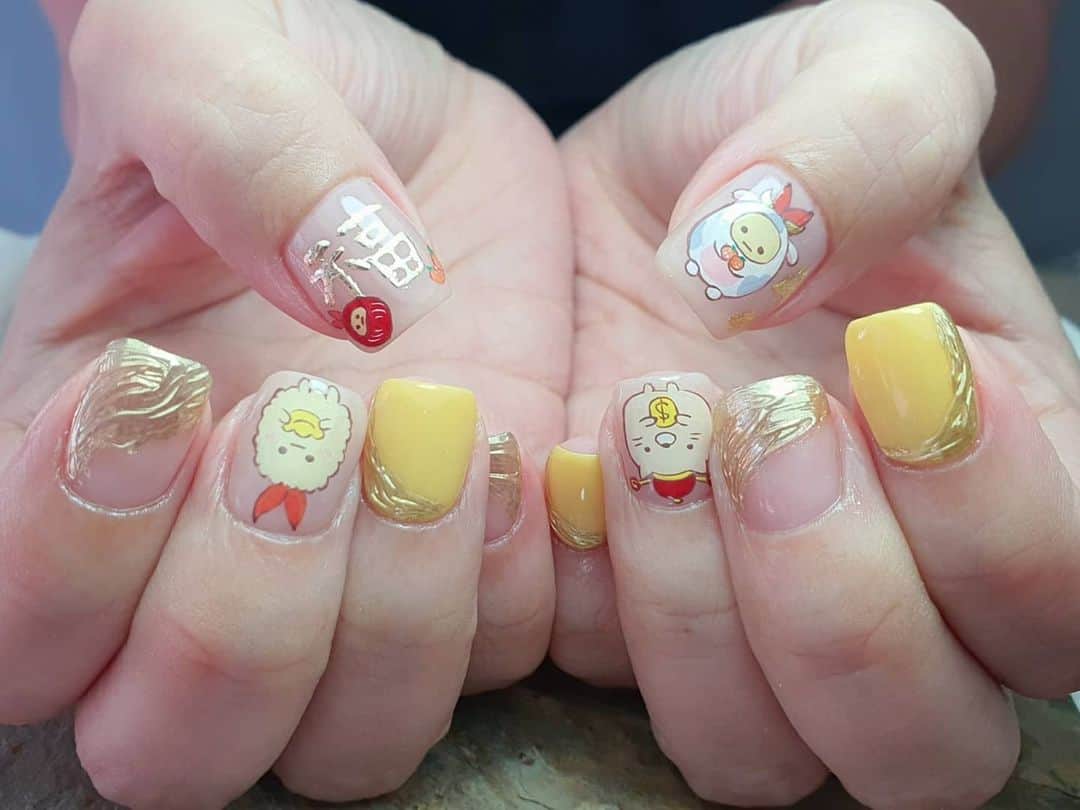 Yingさんのインスタグラム写真 - (YingInstagram)「#sumikkogurashi themed CNY nails!   Base colours are PREGEL Tulle Grege and PREGEL MUSE M073. All art done with PREGEL Art Liner gels.  All items can be purchased at @nailwonderlandsg 🤗 . . . 🛒 www.nailwonderland.com⁣⁣ 📍20A Penhas Road, Singapore 208184⁣⁣ (5 minutes walk from Lavender MRT)⁣⁣ .  I am currently only able to take bookings from my existing pool of customers. If I have slots available for new customers, I will post them on my IG stories. Thank you to everyone who likes my work 🙏 if you need your nails done, please consider booking other artists at @thenailartelier instead ❤  #ネイルデザイン  #ネイルアート #ネイル #ジェルネイル #nailart #네일아트 #pregel #プリジェル #nails #gelnails #sgnails」2月19日 0時58分 - nailartexpress