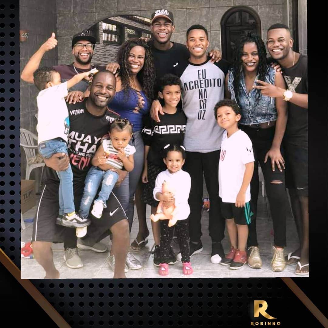 ロビーニョのインスタグラム：「Meus primos ❣️  Povo lindo 🤩  #familiaprojetodedeus 🙌🏾」