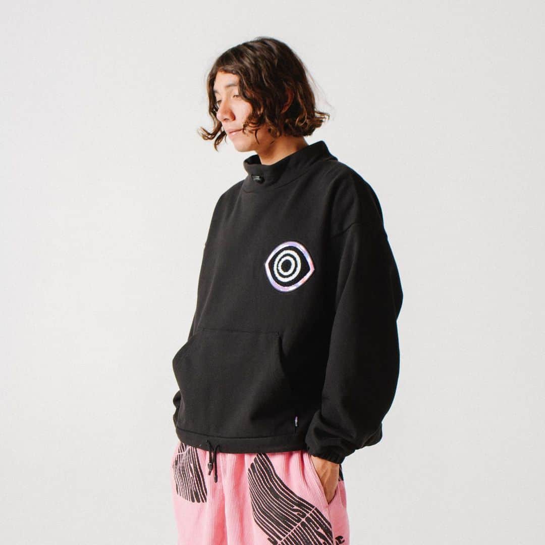 サキャスティックのインスタグラム：「@insomniacltd Pre Spring   Wide Awake Pullover Black & Heather Grey Heavyweight cotton fleece, pigment dye color, mock neck with custom drawcord, iridescent chenille patches. Made in the USA.  Vertigo Corduroy Pant Pink Printed and garment dyed 8 wale corduroy, custom drawcord. Made in the USA.  Opaque Sweatpant Purple Heavyweight cotton fleece, pre-shrunk, custom logo drawcords, embroidered patch, back patch pocket. Made in the USA.」