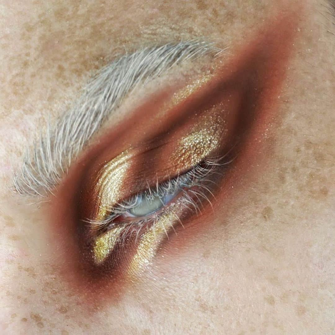 Jeffree Star Cosmeticsさんのインスタグラム写真 - (Jeffree Star CosmeticsInstagram)「Golden Glow🤎 @dima.grinko.mua created this this glowing look using our #THIRSTY palette 🌟   #jeffreestarcosmetics」2月19日 0時59分 - jeffreestarcosmetics