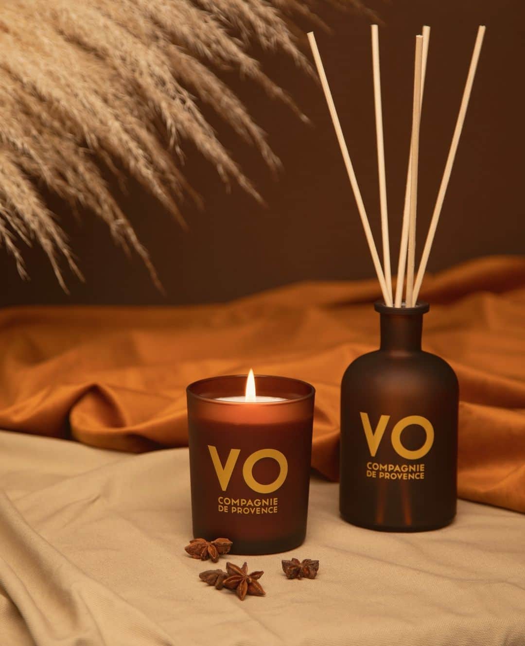 カンパニードプロバンスのインスタグラム：「APPUYEZ SUR PAUSE ⏯ Découvrez nos essentiels pour créer l’ambiance cocooning parfaite, et prendre soin de vous le temps d’une soirée – Ou tous les soirs si le cœur vous en dit ! ⁠ --⁠ PLEASE, PRESS PAUSE ⏯ Discover our essentials to create the perfect cocooning atmosphere, and take care of yourself for an evening – or every night if you feel like it!」