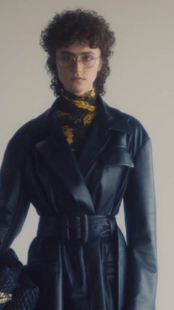 プロエンザスクーラーのインスタグラム：「Watch now on proenzaschoulerfw21.com and nyfw.com @achenrin @ellaemhoff @effiesteinberg @lineisymontero @liz.kennedy_ @meadowwalker @_olivianovak_ @raynaranegrine @sherryramsayshi  Director @danielpshea  Stylist @brian__molloy  Casting @ashleybrokaw  Hair @mustafayanaz  Make Up @diane.kendal  Cinematography Kelly Jeffrey Assistant Director James Wood Movement Director @emmachadwick___  Music @studioag  Production @imgfocus  Editor Alex Morrison Color + Post @modern.post  Location @parrishartmuseum  @nyfw @fashionweek #proenzaschouler」