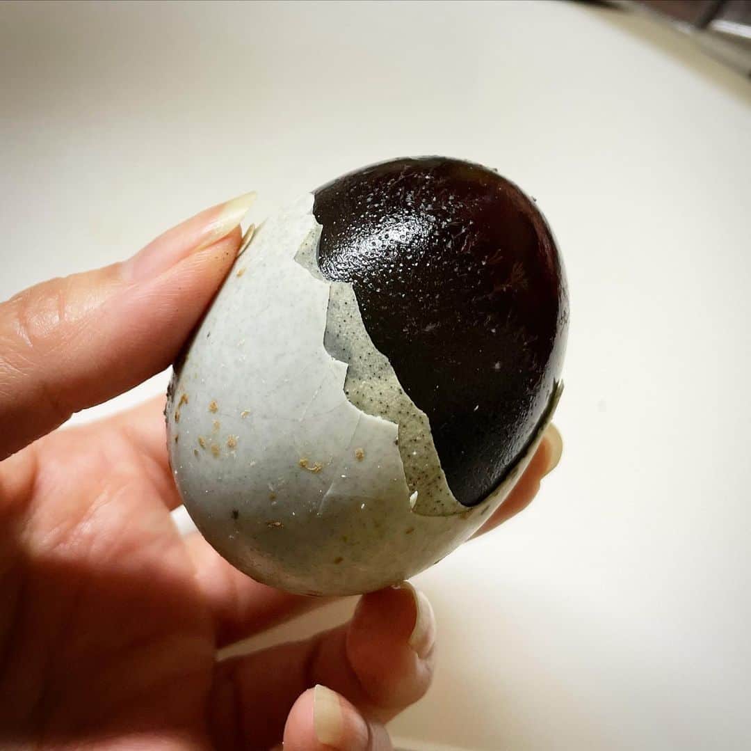 田中香子さんのインスタグラム写真 - (田中香子Instagram)「永らく外食できずに 本格中華が恋しくて とうとう買っちゃう アヒルのたまご。  殻も模様も味も オリエンタールで ミステリアース✨  #ピータン #皮蛋 #松花蛋 #centuryegg  #たまにはcooksoo」2月19日 1時00分 - soo.yt