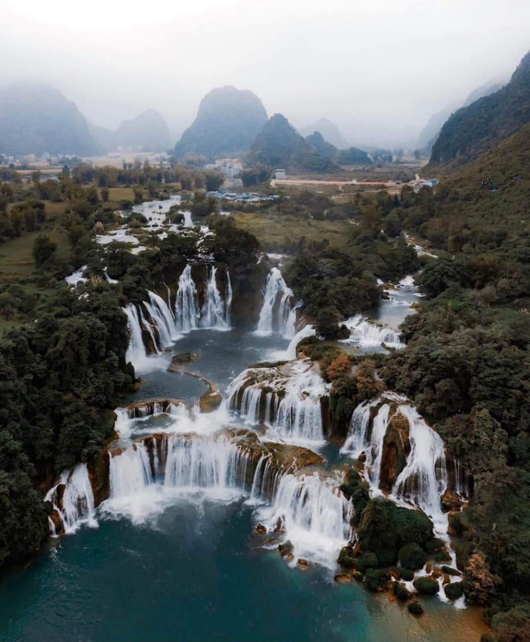 Earth Picsさんのインスタグラム写真 - (Earth PicsInstagram)「Ban Gioc Waterfall in Vietnam 🇻🇳 by @tiffpenguin」2月19日 1時00分 - earthpix