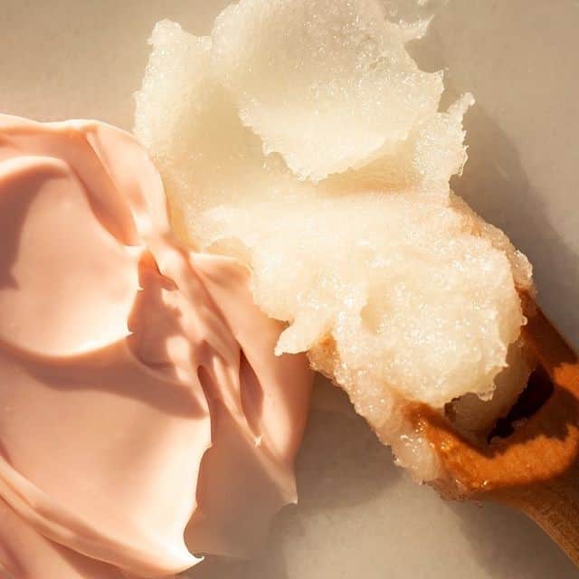 ジョジー・マランのインスタグラム：「Ever heard of keratosis pilaris, AKA "KP"? It's the medical term for those little bumps you can sometimes find on the back of your arms and thighs.⠀⠀⠀⠀⠀⠀⠀⠀⠀ ⠀⠀⠀⠀⠀⠀⠀⠀⠀ The cure? Our two-step ritual for a double dose of exfoliation and hydration! First, sweep away dead skin cells with our Argan Sugar Balm Body Scrub. Then slather on our Whipped Argan Pro-Retinol Body Butter to smooth out bumpy texture and envelop skin in a cloud of hydration.⠀⠀⠀⠀⠀⠀⠀⠀⠀ ⠀⠀⠀⠀⠀⠀⠀⠀⠀ The result? Skin that's as smooth and soft as a baby's bottom 👶⠀⠀⠀⠀⠀⠀⠀⠀⠀ 📷 via: @beautylit_」