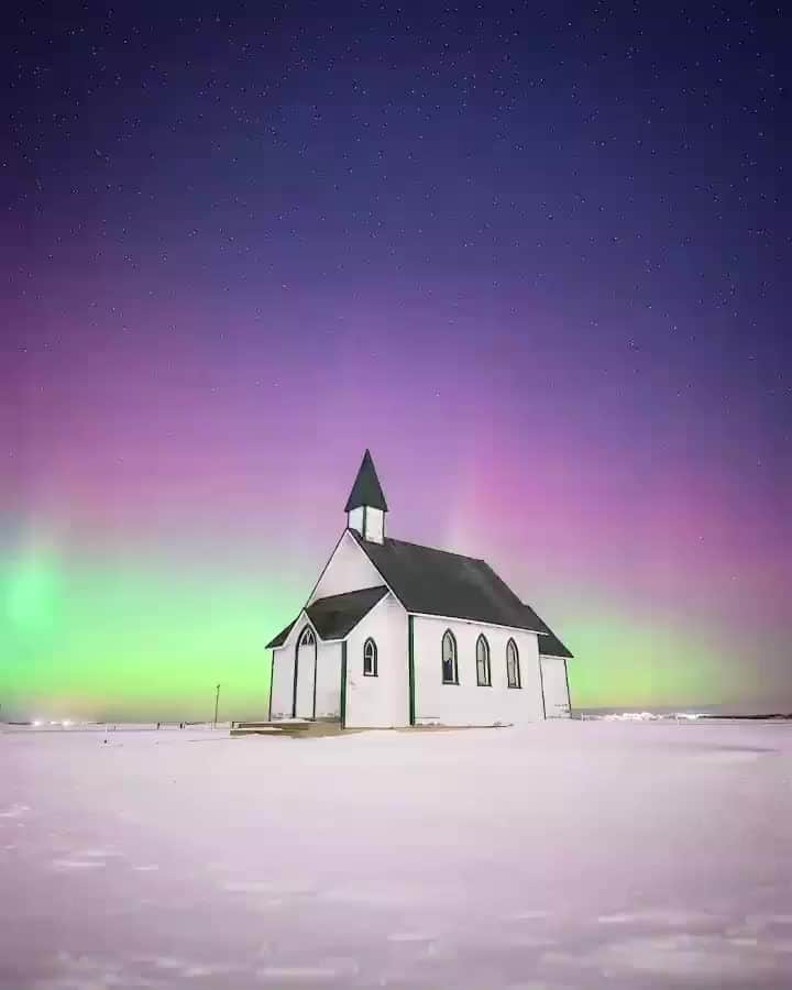Explore Canadaのインスタグラム：「We call this the “Canadian Rainbow”! The Northern Lights can be seen from many parts of Canada including Saskatchewan, as seen here. Tell us, where have you seen the aurora in Canada? #ExploreCanada #CanadaNice⁠ ⁠ ⁠ *Know before you go! Check the most up-to-date travel restrictions and border closures before planning your trip and if you're travelling in Canada, download the COVID Alert app to your mobile device.*⁠ ⁠ 📷: @herry.with.an.e⁠ 📍: @tourismsask⁠ ⁠ #ExploreSask⁠」
