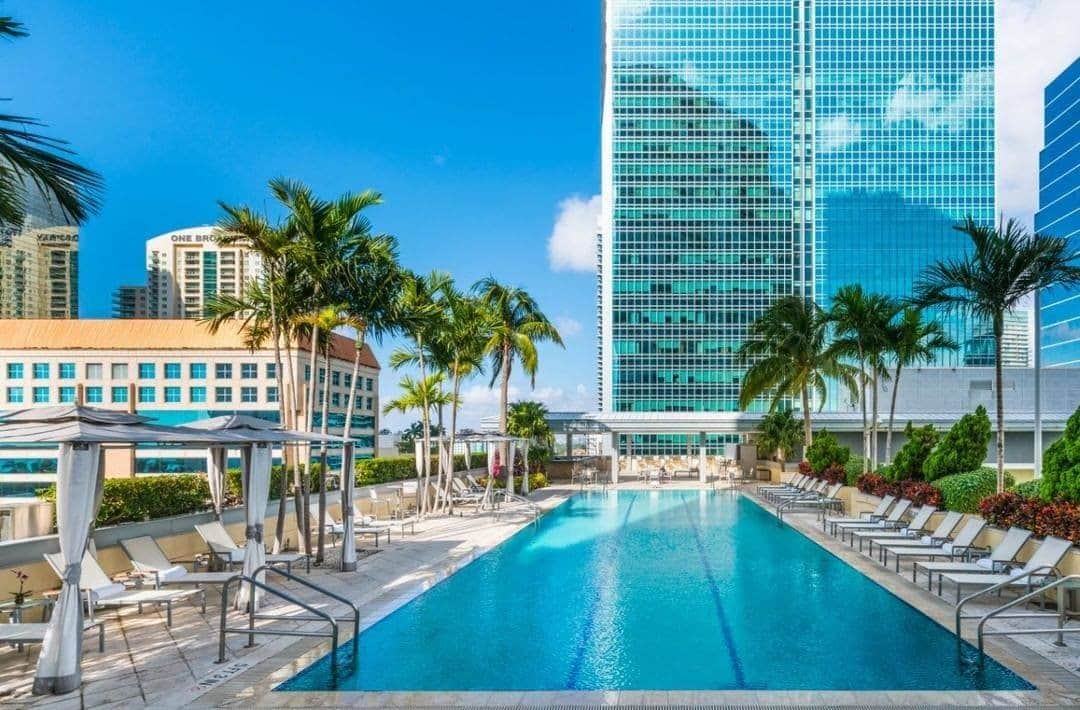 Conrad Hotelsのインスタグラム：「With a rooftop overlooking Biscayne Bay, @conradmiami is the perfect weekend retreat.」