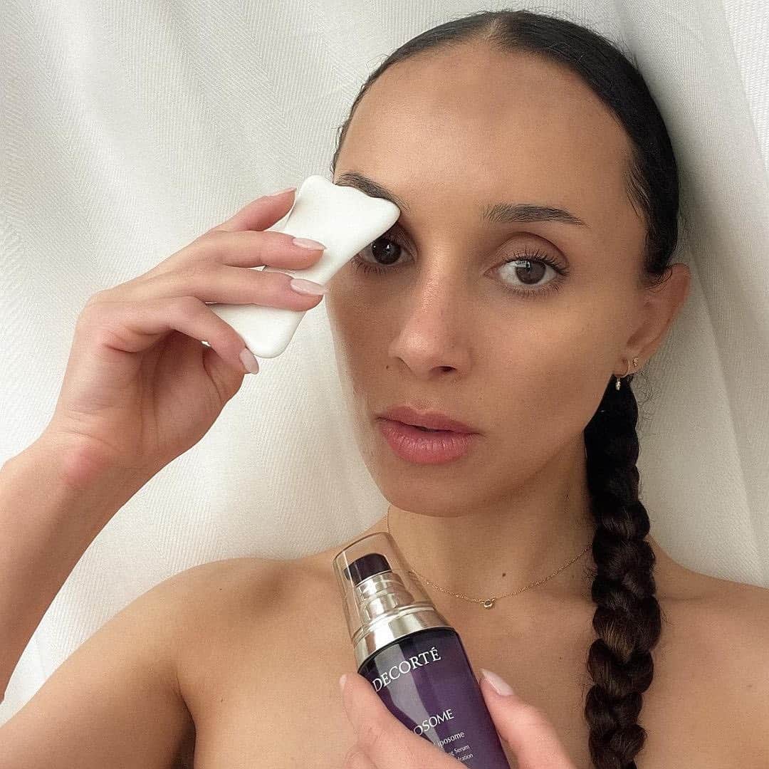 DECORTÉさんのインスタグラム写真 - (DECORTÉInstagram)「“One of my favorite grounding methods is taking a moment to disconnect by hyper-focusing on a skincare ritual, like facial massages, and zoning out the world. After applying @decortebeauty Moisture Liposome, Japan's best-selling serum, I use pressure techniques with their Guasha Plate to promote facial muscle relaxation, lymphatic drainage, and boost circulation.” — @cassandra.cadwell」2月19日 1時09分 - decortebeauty