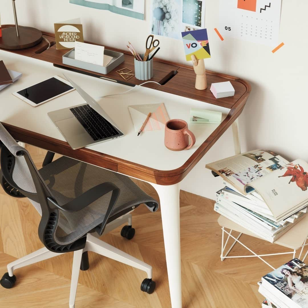 Herman Miller （ハーマンミラー）さんのインスタグラム写真 - (Herman Miller （ハーマンミラー）Instagram)「There's something so soothing about having a home for all your objects. Bring that serenity to your workspace with Airia Desk—surprisingly sleek yet chock full of storage from drawers with removable organizer trays to out-of-sight cord management. #hmathome」2月19日 1時10分 - hermanmiller