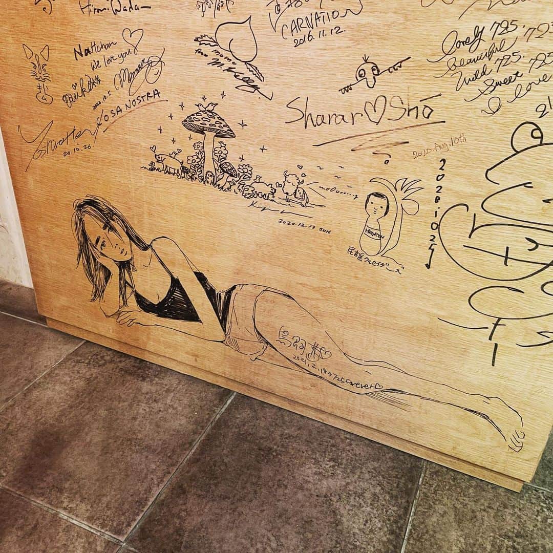 鳥飼茜のインスタグラム：「今月でお終いにされるお店のカウンターに絵を描きました。人生3本指に入るくらい大好きな店でした。感謝をこめて床に横這いになって描かせていただきました。」