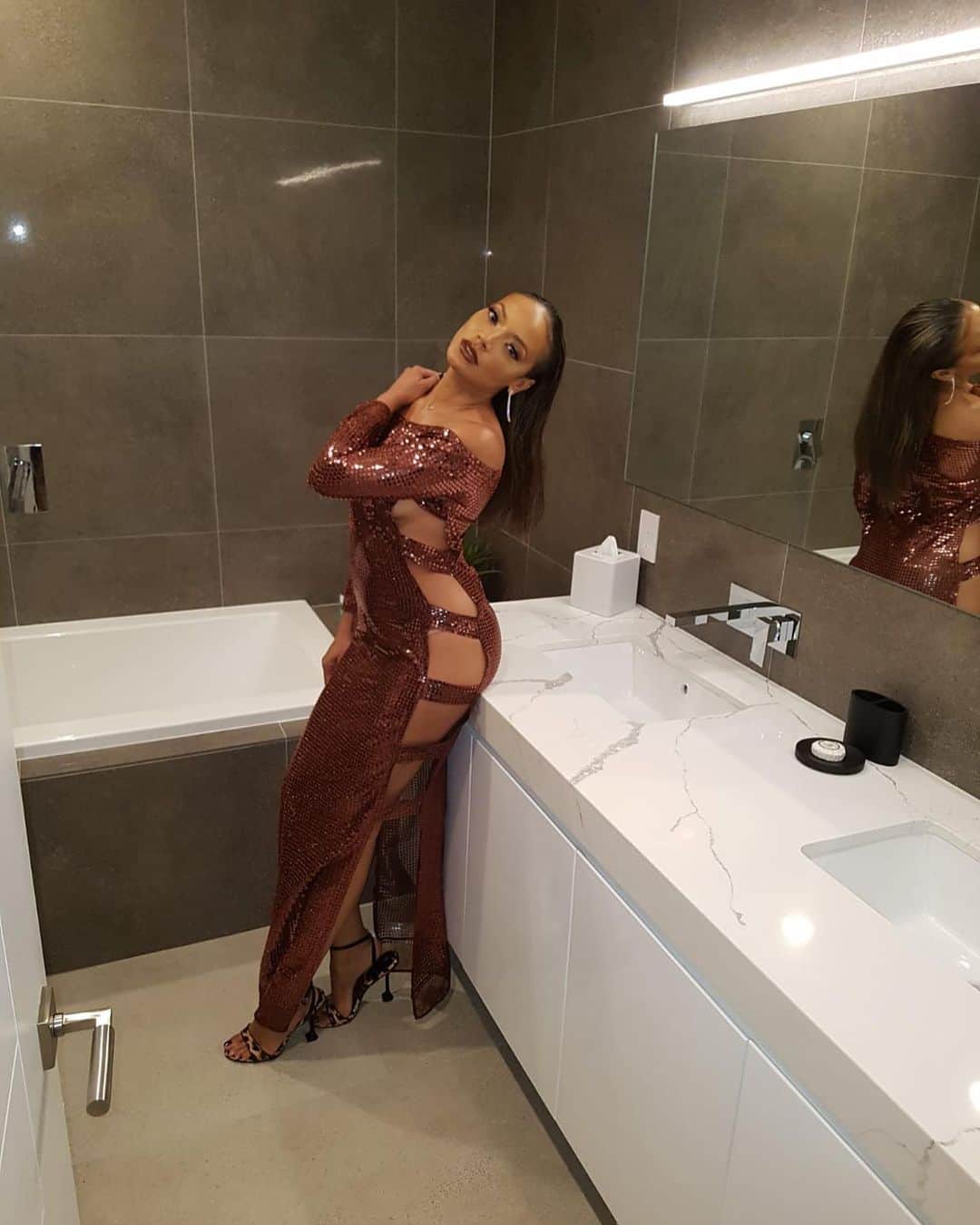 のインスタグラム：「Why is that we always end up taking the obligatory bathroom photo? 🤷🏽‍♀️ ♒️」