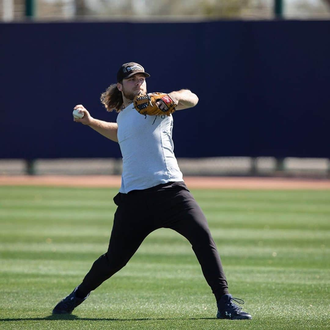 ミルウォーキー・ブルワーズさんのインスタグラム写真 - (ミルウォーキー・ブルワーズInstagram)「Spring Training is officially underway. Let’s get to work.  #CactusCrew」2月19日 1時12分 - brewers