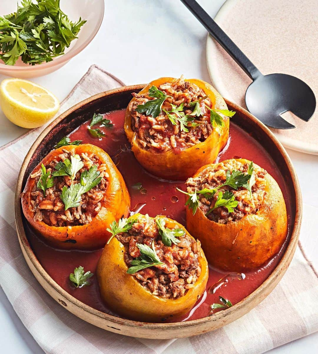 マーサ・スチュワートさんのインスタグラム写真 - (マーサ・スチュワートInstagram)「If you're a big fan of chili, try this stuffed pepper version that is sure to be a hit with the family. Roasted peppers are filled with a hearty mixture of rice and beef chili, then baked in a pool of harissa-laced tomato sauce. Get the recipe at the link in bio. 📷: @behindthedawn」2月19日 1時21分 - marthastewart