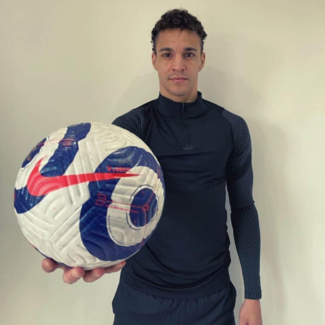 ロドリゴ・モレノ・マチャドのインスタグラム：「New @nikefootball PL Ball 🔥🔥! New ball, same target 🎯   #SpectrumPack #Phantom #PremierLeague」