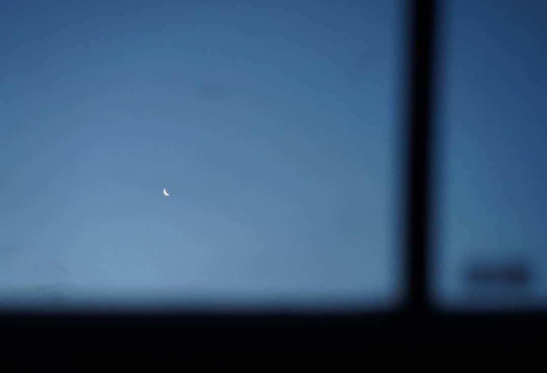 岩倉しおりさんのインスタグラム写真 - (岩倉しおりInstagram)「窓から見える月。」2月19日 1時27分 - iwakurashiori