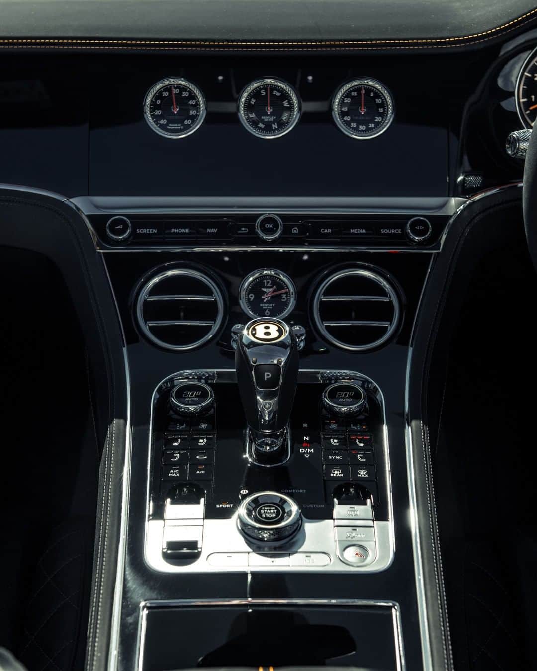 ベントレーさんのインスタグラム写真 - (ベントレーInstagram)「How to touch the sky and rule the ground. The #ContinentalGT V8 #Convertible. _ #Bentley Continental GT V8 Convertible WLTP drive cycle: combined fuel consumption: 23.3 mpg (12.1 l/100 km), combined CO₂: 275 g/km」2月19日 1時30分 - bentleymotors