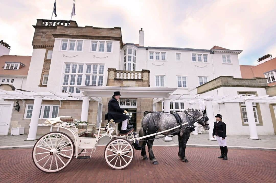 トランプ・ホテルのインスタグラム：「Your carriage awaits... #TrumpWeddings @trumpturnberryscotland」