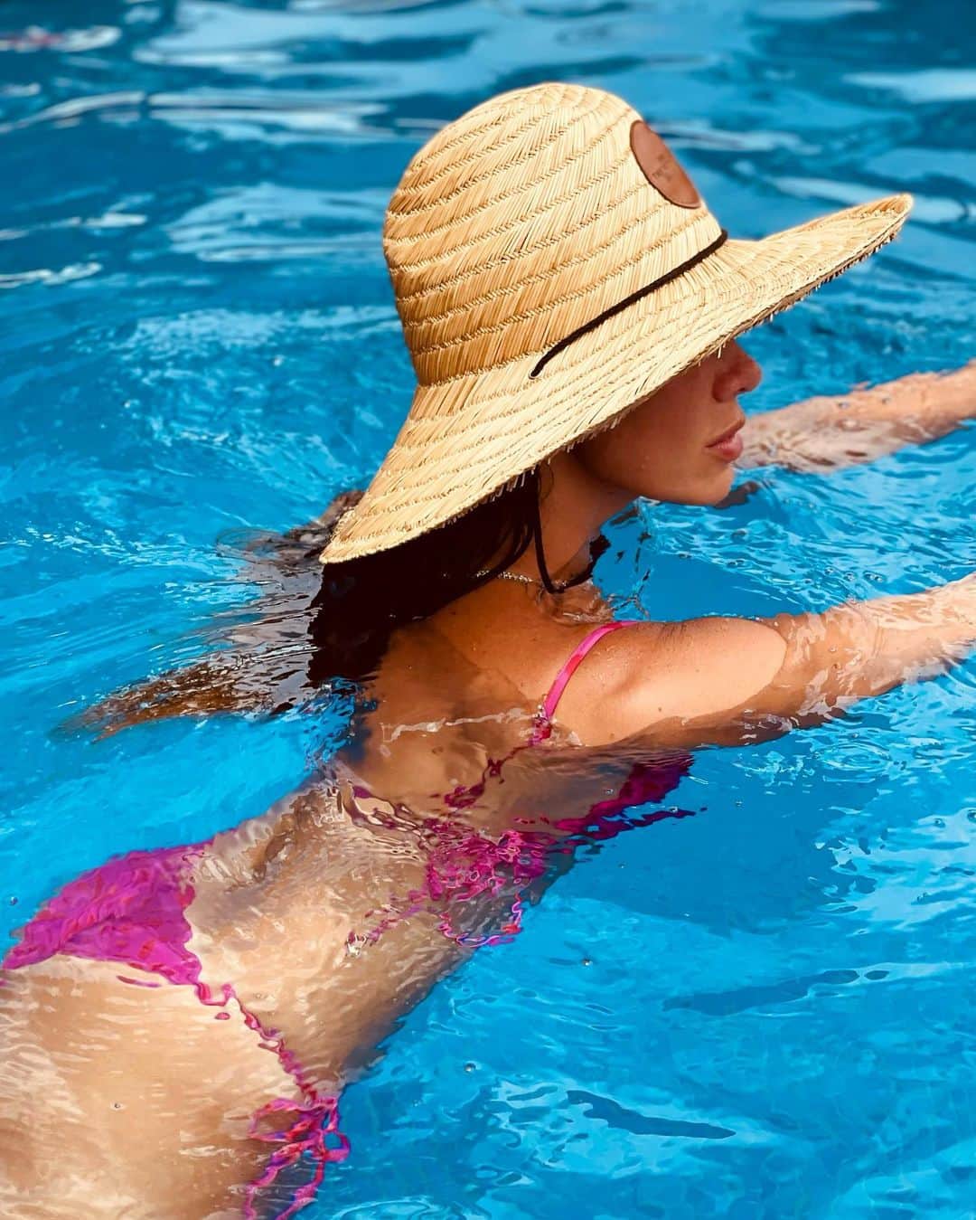 Glam4Youのインスタグラム：「Só foto na piscina, pelo motivo de “nem levava o celular pra praia” 🤙🏼🙏🏻.」