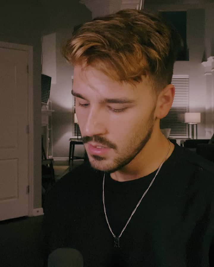 ジェイコブ・ホワイトサイズのインスタグラム：「snowed in so i covered drivers license, but added my own verse」
