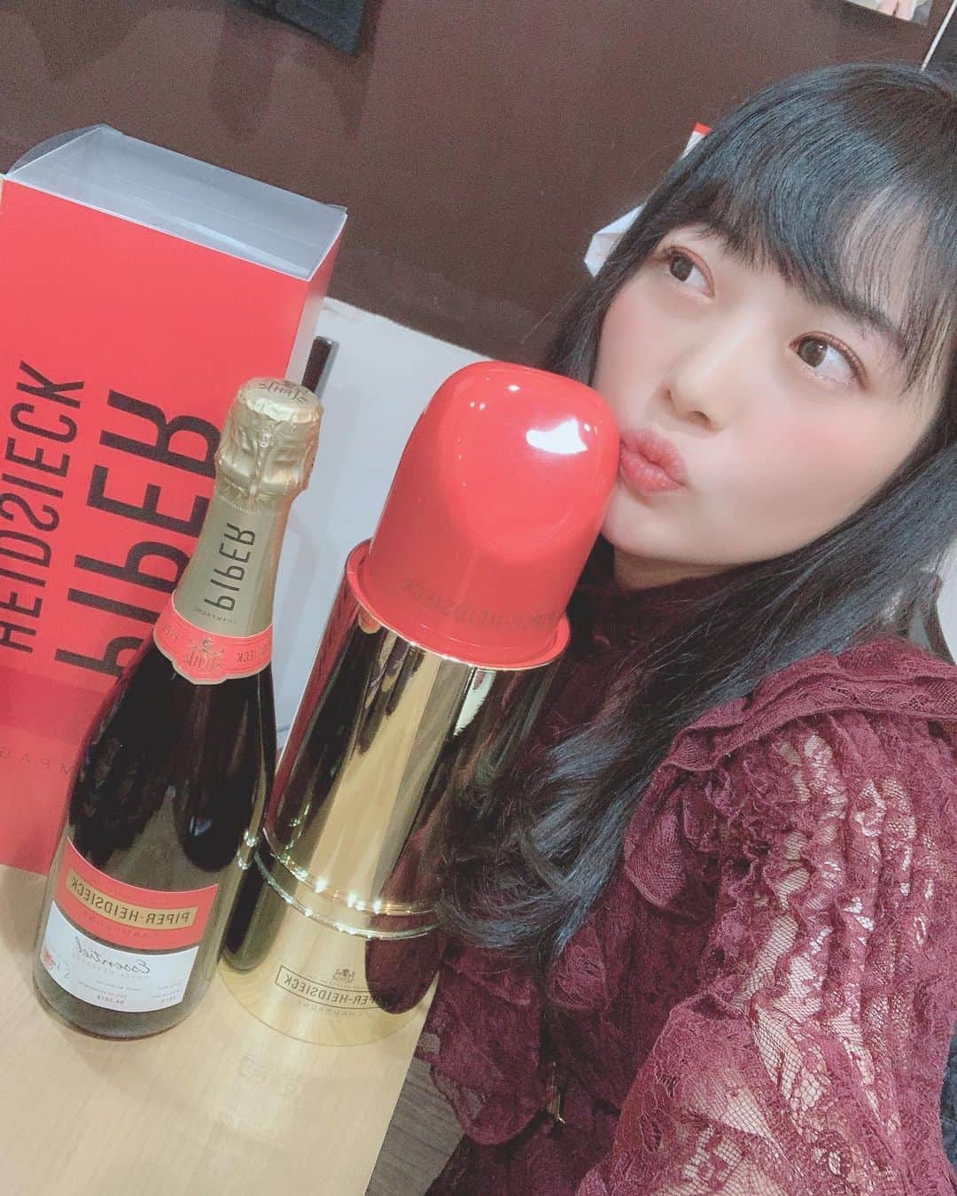 新ユウユのインスタグラム：「憧れの#パイパーエドシック 💄  #piperheidsieck  #champagne」