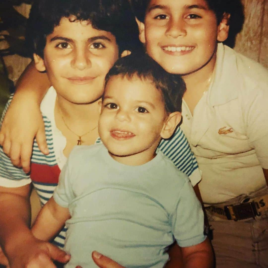 ジョシュ・ギャッドさんのインスタグラム写真 - (ジョシュ・ギャッドInstagram)「#tbt - Little baby me and my two older brothers, who still surprisingly hold me like this.」2月19日 1時43分 - joshgad