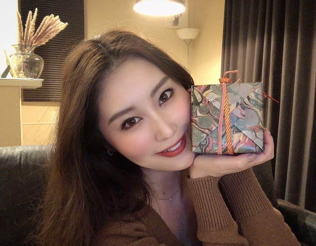 八尋莉那のインスタグラム：「幼馴染から🎁👭 ときめきラッピングが施された箱からはとっても良い香りが溢れ出ているの💕 Astier de Villatteのキャンドル🕯  プレゼントって一生飾っておきたい気持ち、、♡ 色々考えて選んでくれた事が凄く嬉しい💝」