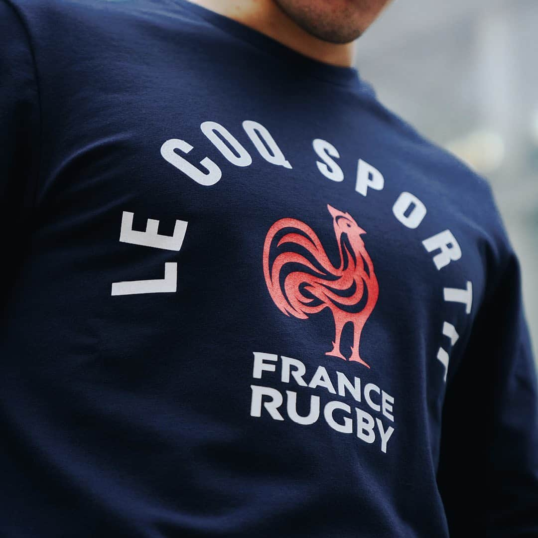 ルコックスポルティフのインスタグラム：「🔵 SUPPORTERS DES BLEUS 🔵  POUR VIBRER AVEC LE XV DE FRANCE #SixNations 🇫🇷  Tous en bleu pour soutenir les exploits des Tricolores, en chantant, en tremblant et en se réjouissant, on s'émeut au son de l’hymne national, seul, entre amis ou en famille. C'est la tenue qui vous suivra de match en match, de saison en saison.   Découvrez toute notre collection spéciale #XVdeFrance sur notre site et dans nos boutiques #lecoqsportif.  ————————— 🔵 SUPPORTERS OF BLUES 🔵  TO VIBRATE WITH THE BLUES #SixNations 🇫🇷  All in blue to support the feats of our national team. Together with your friends and family, live these amazing moments made of emotions. Wear the outfit that will follow you match after match, season after season.  Discover our entire special #XVdeFrance collection on our website and in #lecoqsportif  #SixNations #SixNations2021 #XVdeFrance #TuEsNotreMaillot #NeFaisonsXV #rugby #sport #fanwear #supporters @francerugby」