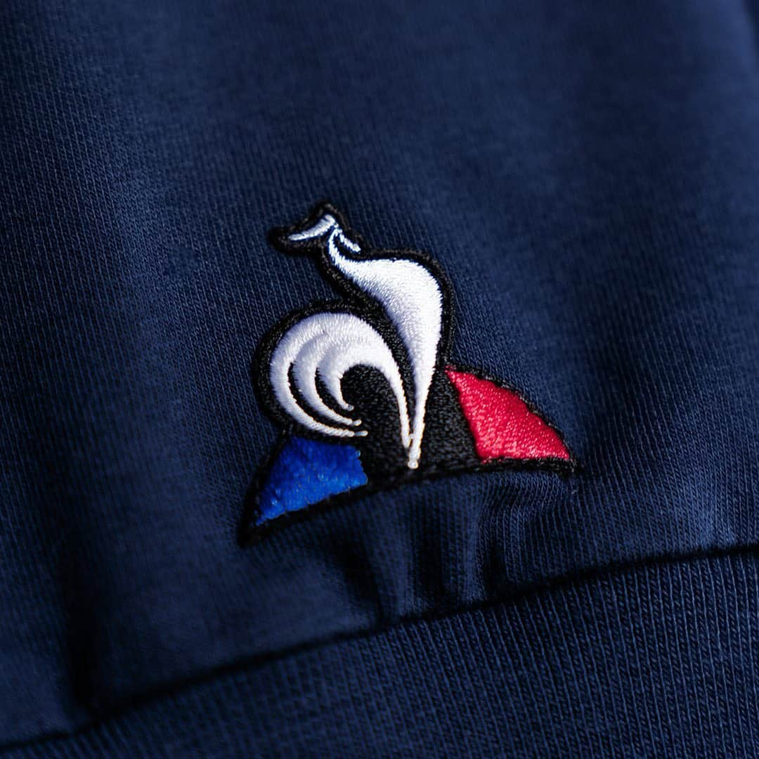 ルコックスポルティフのインスタグラム：「🔵 SUPPORTERS DES BLEUS 🔵  POUR VIBRER AVEC LE XV DE FRANCE #SixNations 🇫🇷  Tous en bleu pour soutenir les exploits des Tricolores, en chantant, en tremblant et en se réjouissant, on s'émeut au son de l’hymne national, seul, entre amis ou en famille. C'est la tenue qui vous suivra de match en match, de saison en saison.   Découvrez toute notre collection spéciale #XVdeFrance sur notre site et dans nos boutiques #lecoqsportif.  ————————— 🔵 SUPPORTERS OF BLUES 🔵  TO VIBRATE WITH THE BLUES #SixNations 🇫🇷  All in blue to support the feats of our national team. Together with your friends and family, live these amazing moments made of emotions. Wear the outfit that will follow you match after match, season after season.  Discover our entire special #XVdeFrance collection on our website and in #lecoqsportif  #SixNations #SixNations2021 #XVdeFrance #TuEsNotreMaillot #NeFaisonsXV #rugby #sport #fanwear #supporters @francerugby」