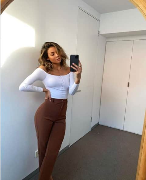 クーカイのインスタグラム：「KOOKAI LOVES ✨ En ce jeudi, nous sommes inspirées par le pantalon Delta, joliment associé à un top blanc, pour un look ultra tendance et printanier.  #newco #kookai #PE21」