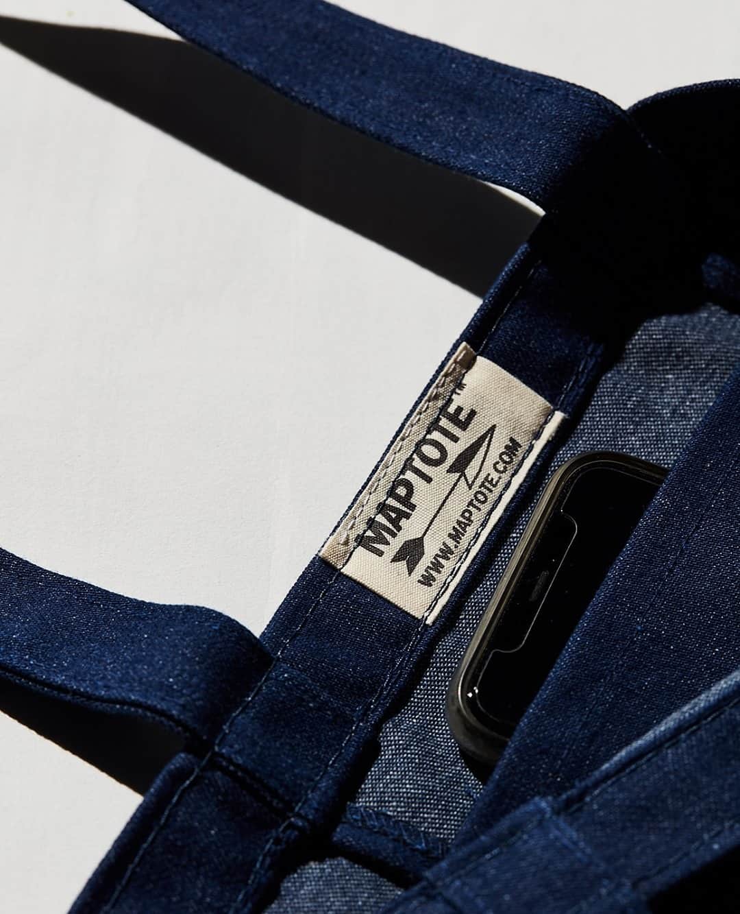 マップトートのインスタグラム：「Our Denim, Market and Beach totes all have an inside pocket! It's super handy to keep your phone and keys easily accessible while out running errands!」